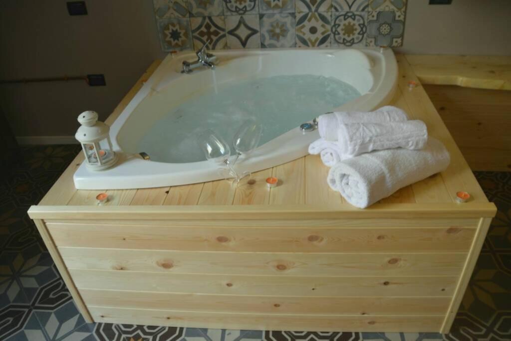 Wineexperience- Wine&Jacuzzi Suite Lecce Buitenkant foto