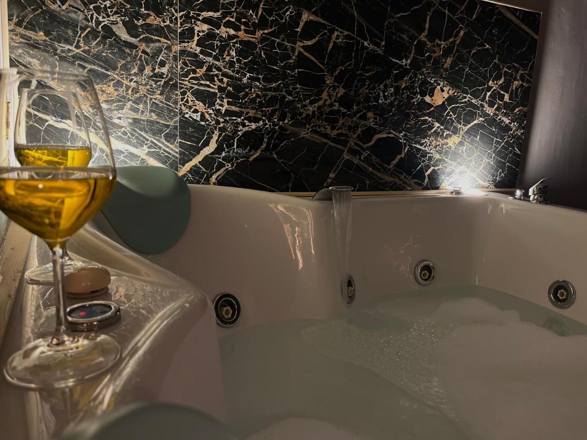 Wineexperience- Wine&Jacuzzi Suite Lecce Buitenkant foto